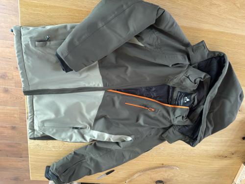 Skijas maat 164, maar 1 x week gebruikt op wintersport.