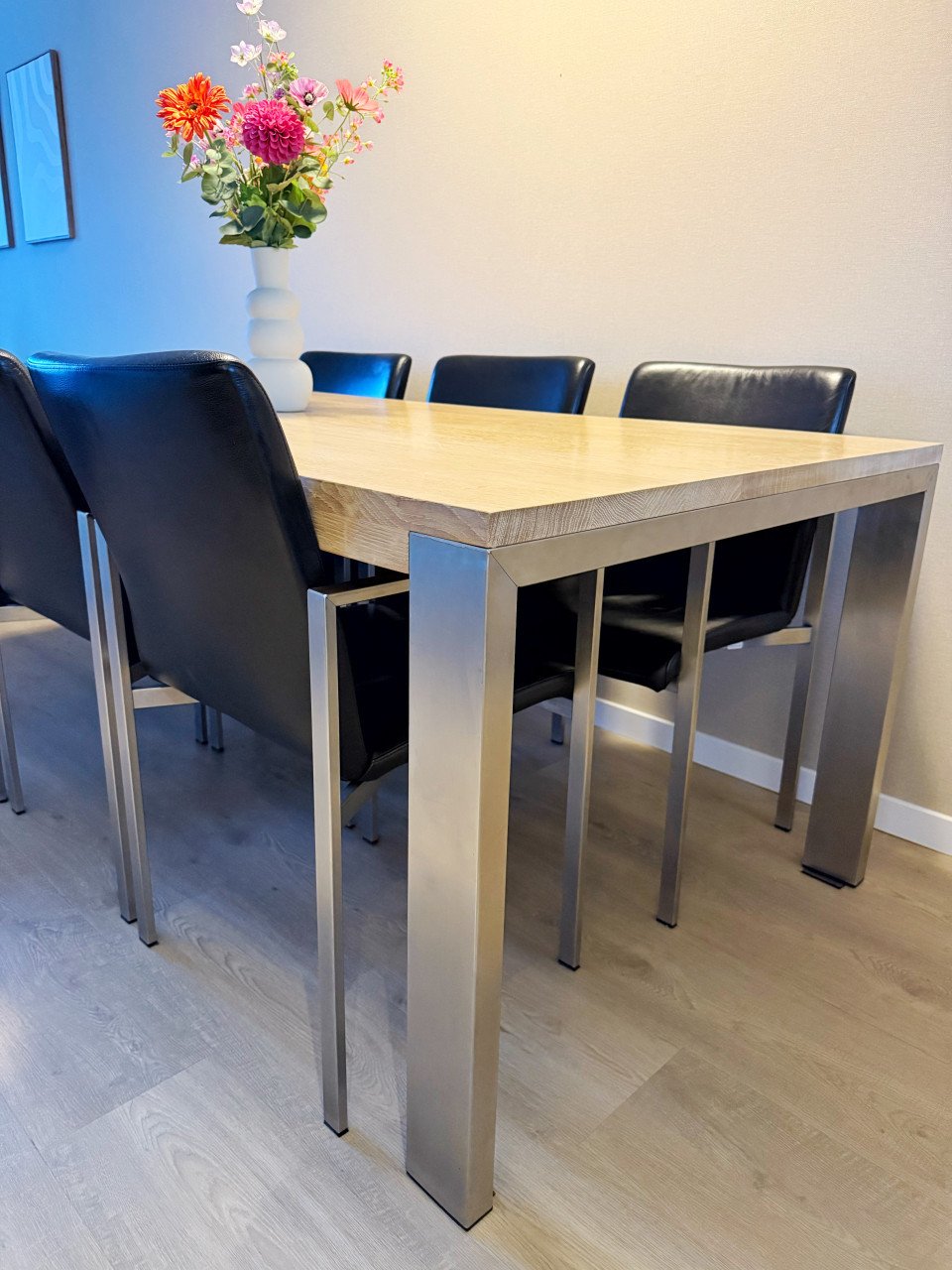Tafel en stoelen
