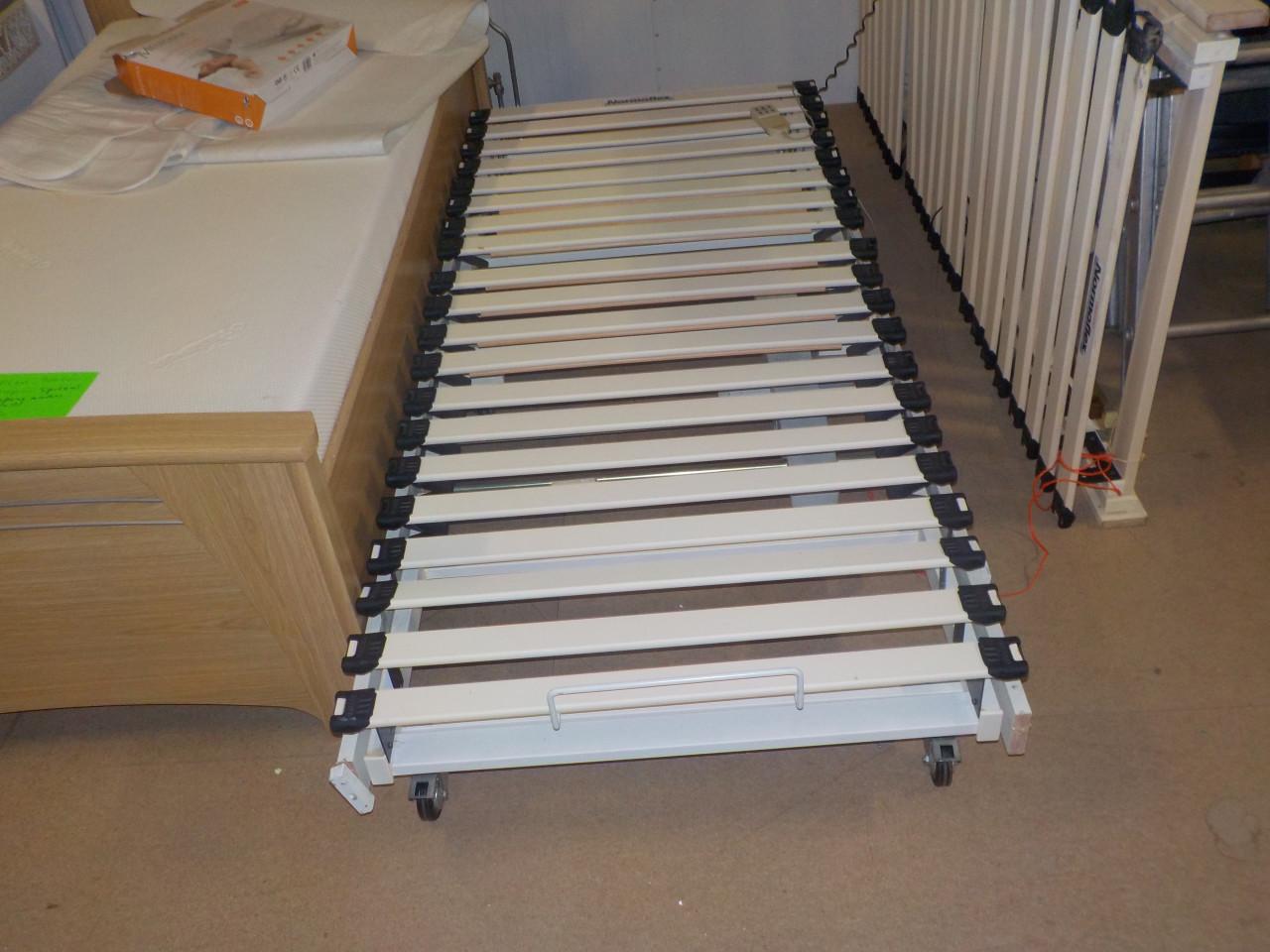 Elektrische lattenbodem op wielen merk normaflex in zeer goede staat