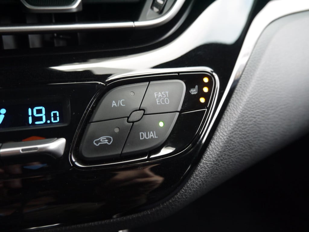 Toyota C-hr 1.8 hybrid bi-tone|dealeronderhouden|rijklaar