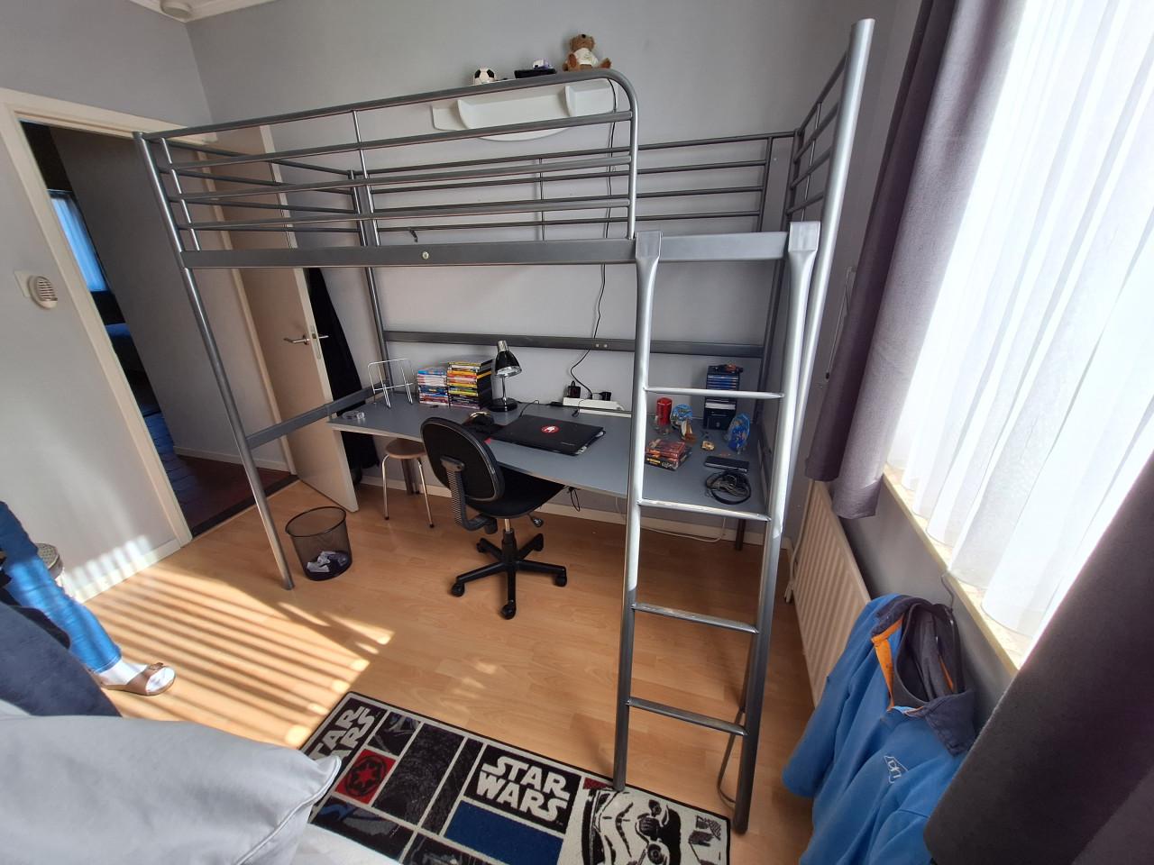 Ruime hoogslaper met bureau 90x200cm, grijs gecoat € 80,-