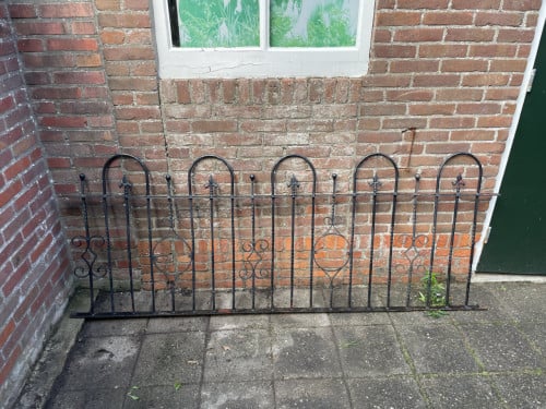 Te Koop smeed-ijzeren hek met palen en poeren