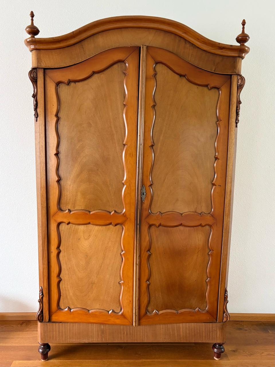 Antieke kast (planken en lades)