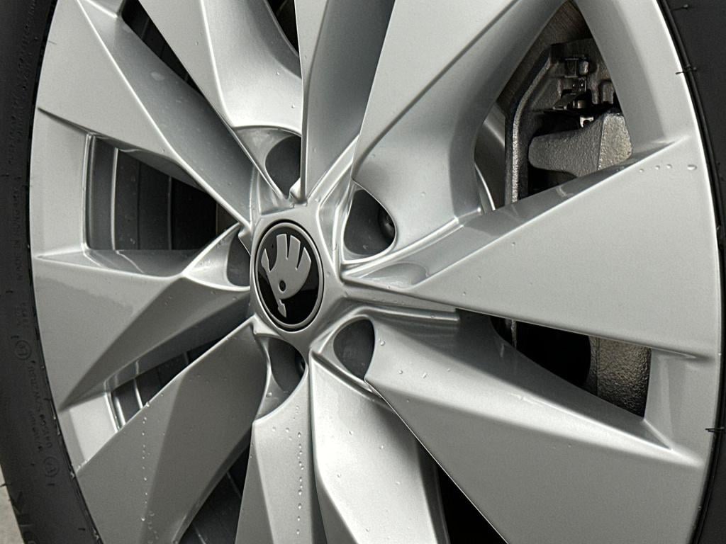 Skoda Elroq business edition tour elektromotor 210 kw / 286 pk