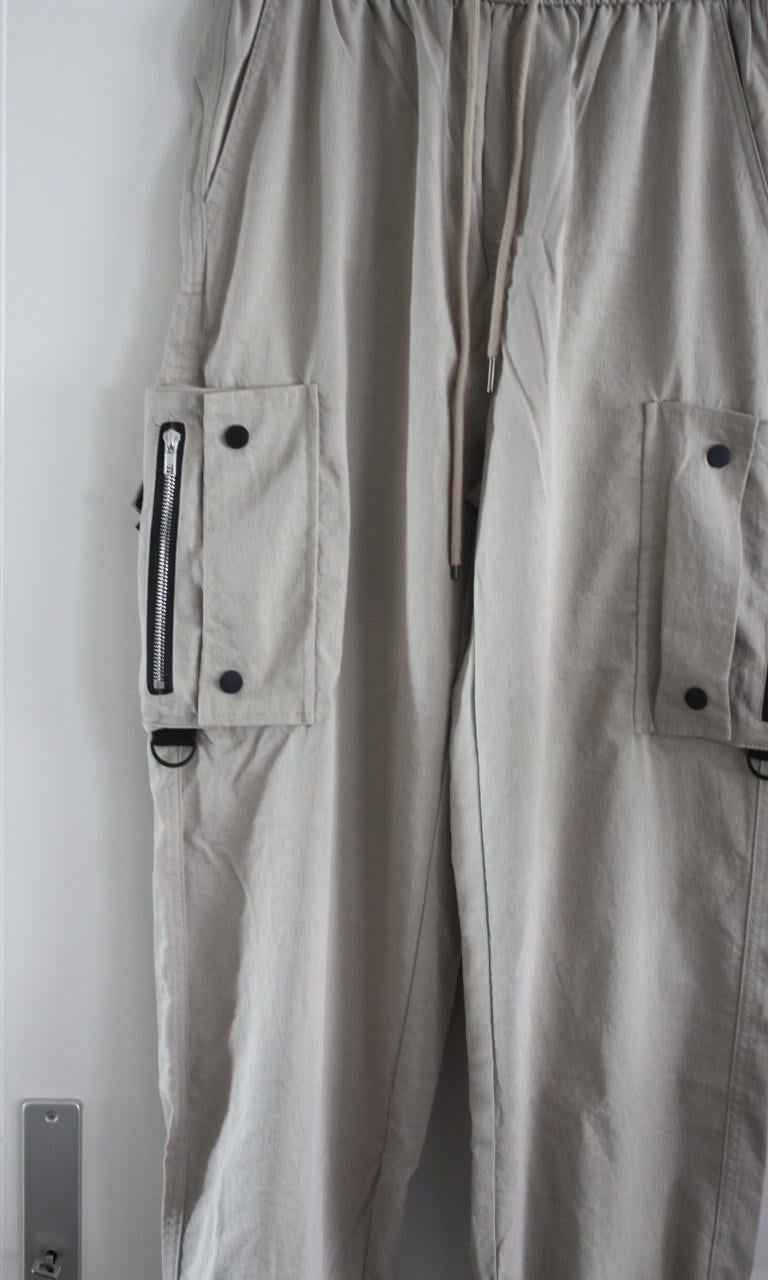 Beige broek met lange zakken maat L