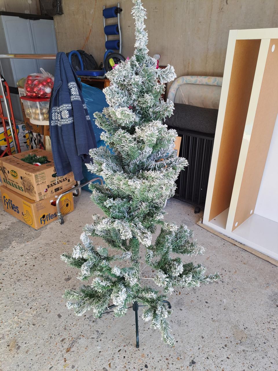 Te koop kunstkerstboom en diverse spullen.