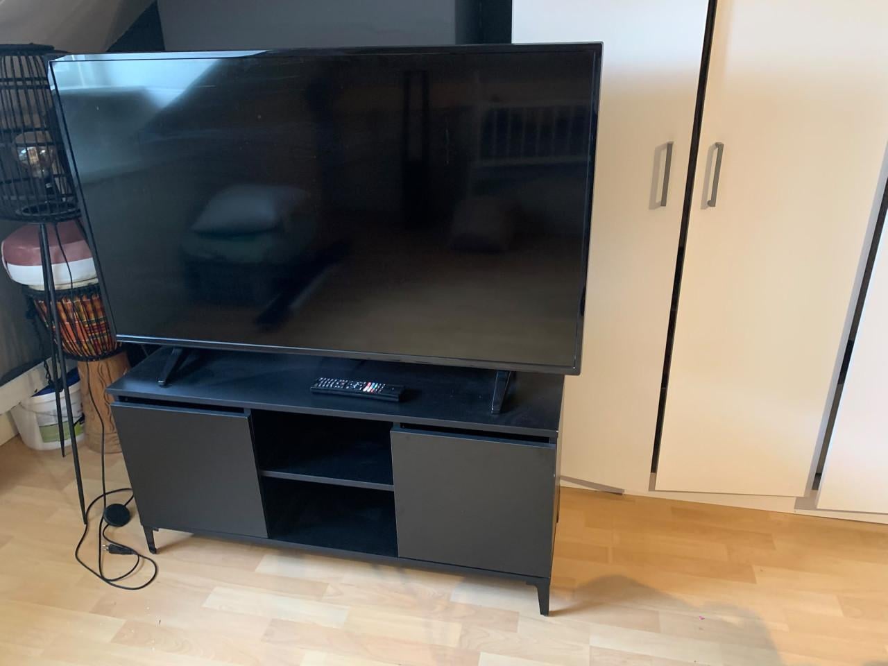 Smart TV 50" met TVkast en staande lamp als set aangeboden.