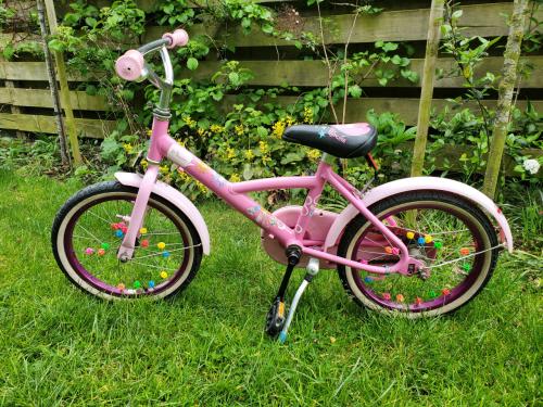 Roze kinderfiets