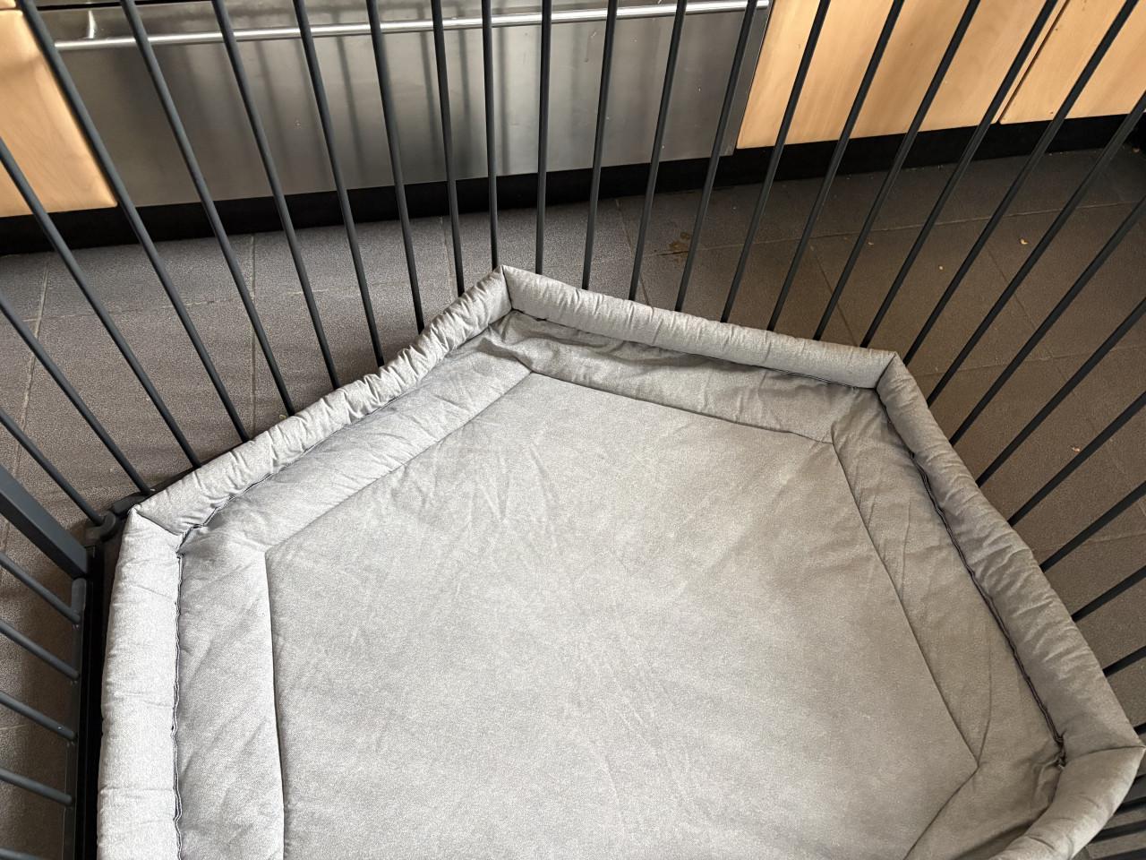 Zwarte metalen grondbox