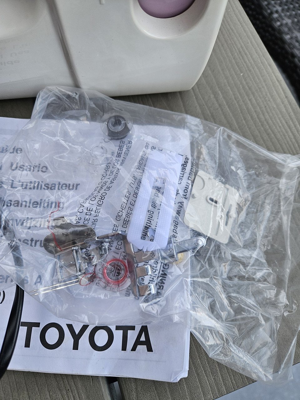 Zgan krachtige complete werkende Toyota FSL 18 naaimachine, met accessoires