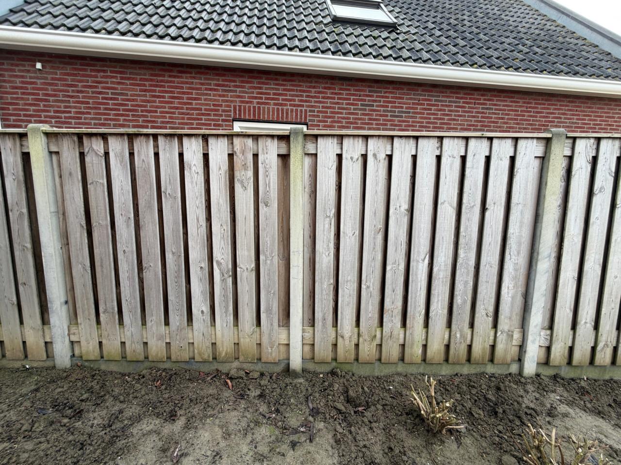 Schutting met betonpalen en onderplaat