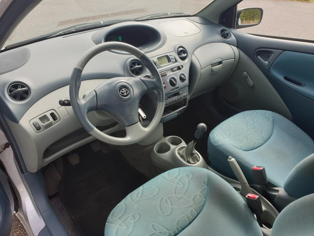 Toyota yaris  1.3   2000