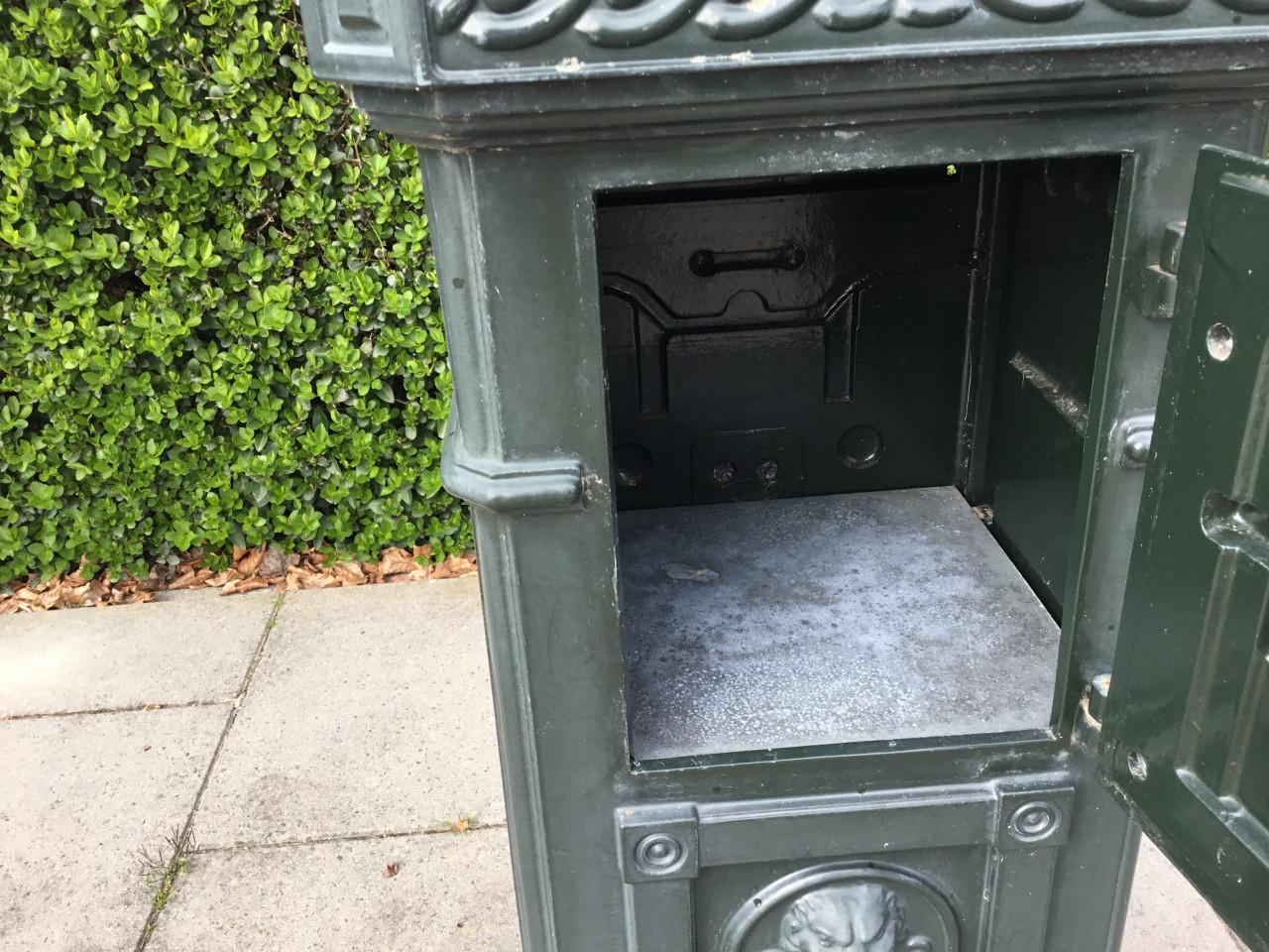 Kolom brievenbus.  Groen