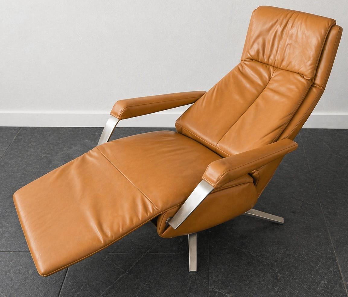 Elektrisch bedienbare relax fauteuil op accu, cognac kleur