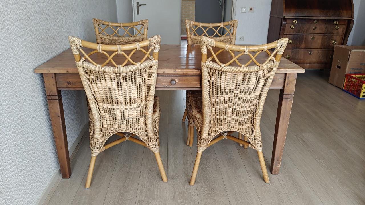 Grenen tafel met 4 rotan stoelen