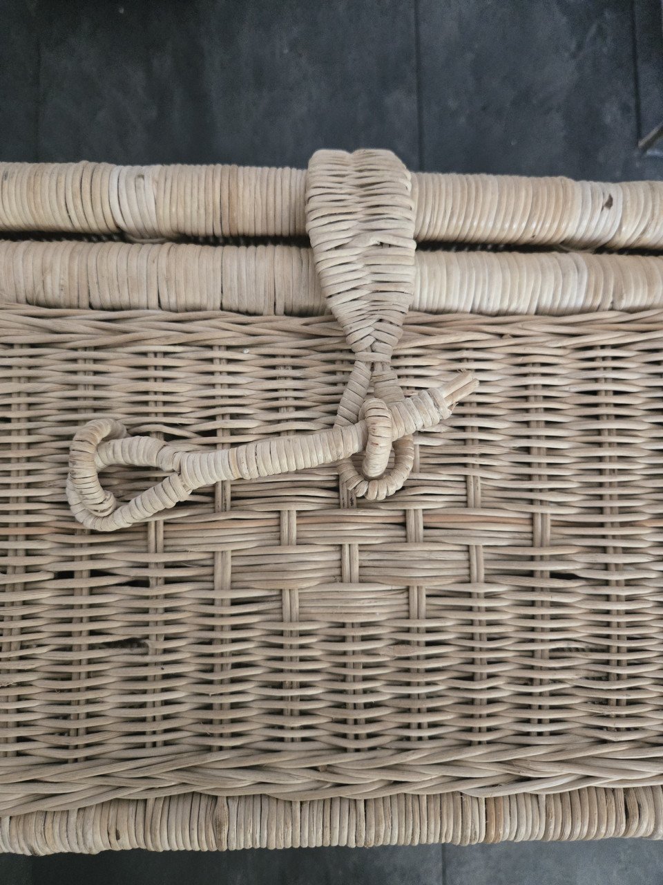 Grote rieten mand met deksel op scharnieren.L52.5xB30zH24cm