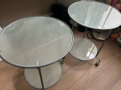 Twee glazen IKEA bijzettafeltjes