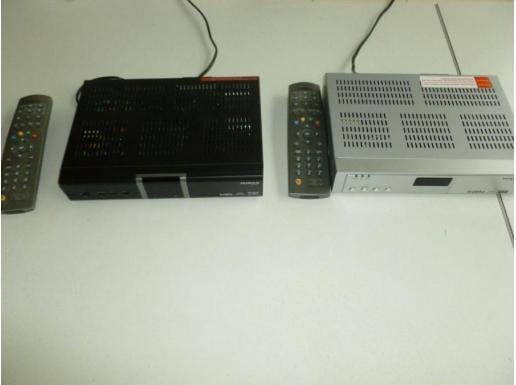 Twee stuks Humax digitale ontvangers type IR-Fox-C, zilverkleurig/Antraciet