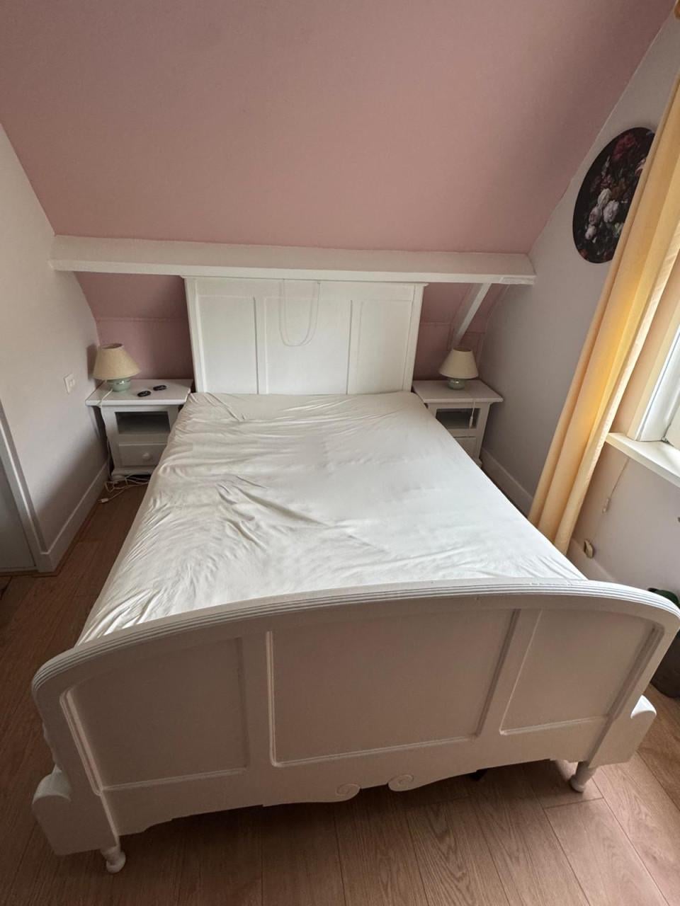 Bed, elektrisch verstelbaar