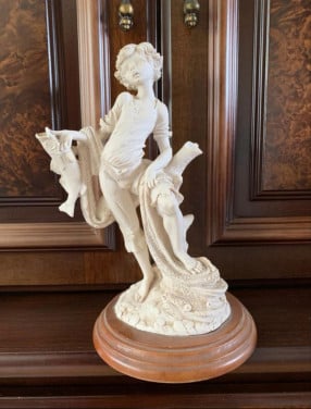 TROTS JONG VISSERTJE, CAPODIMONTE BEELD, 29 CM