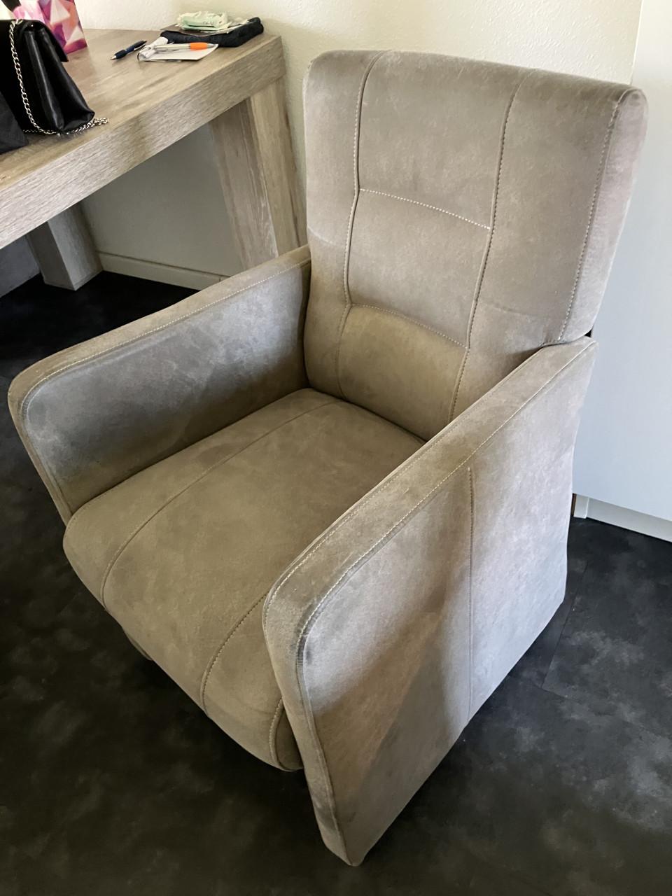 Te koop 4 eetkamerstoelen met wieltjes