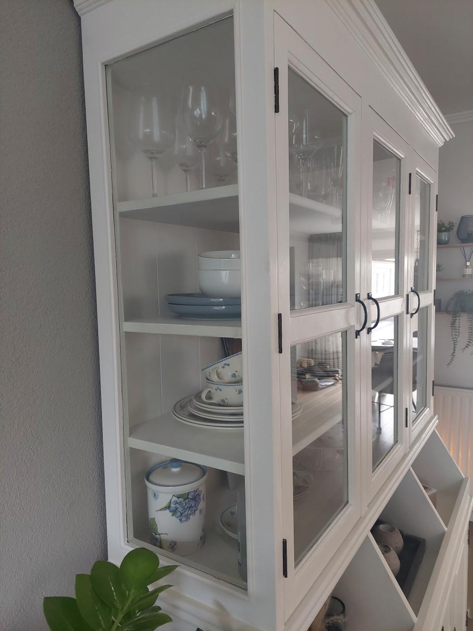 Buffetkast in witte krijtverf