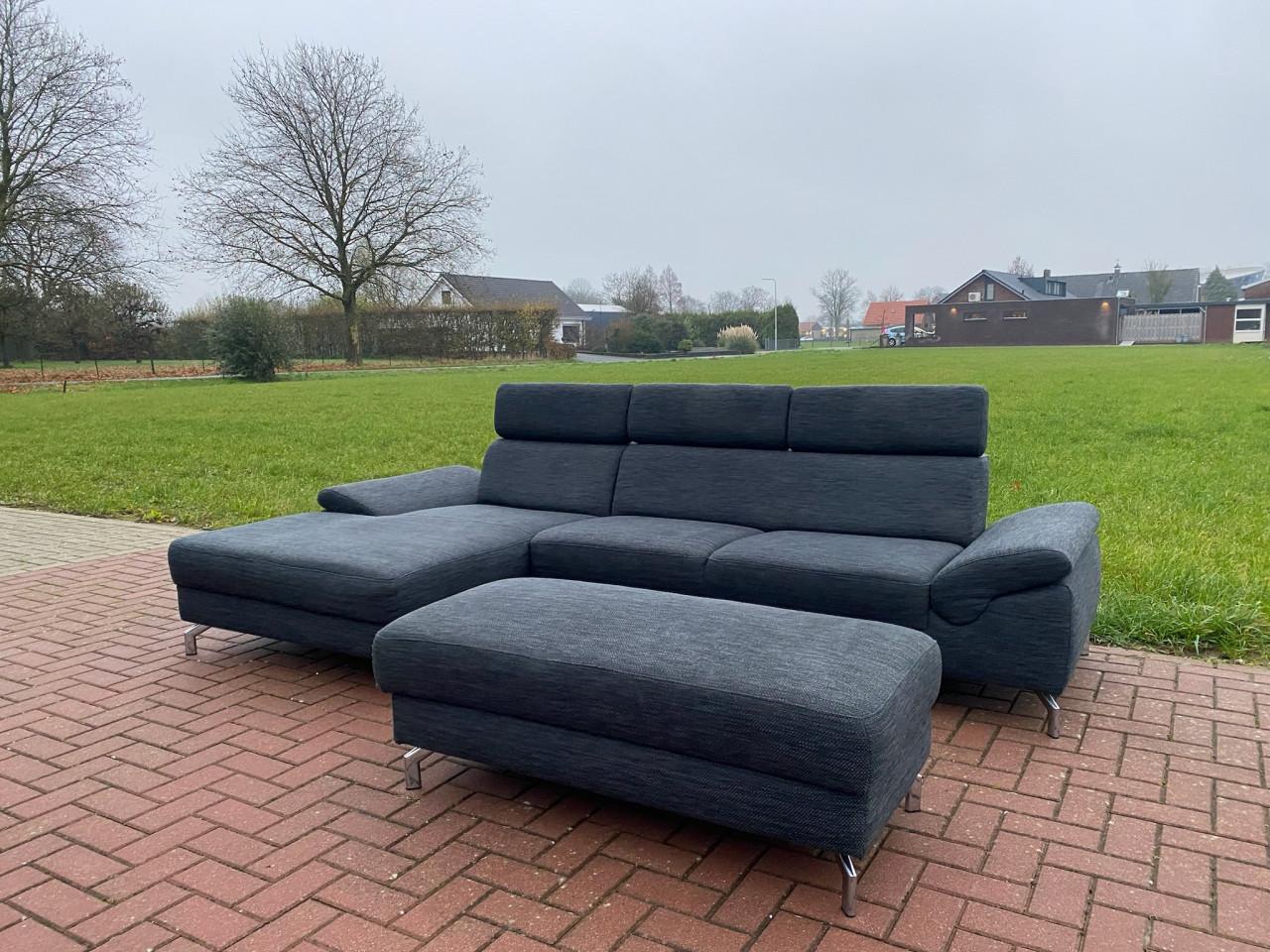 GRATIS LEVERING HEEL NL Montel Grjs Stoffen Hoekbank + Hocker