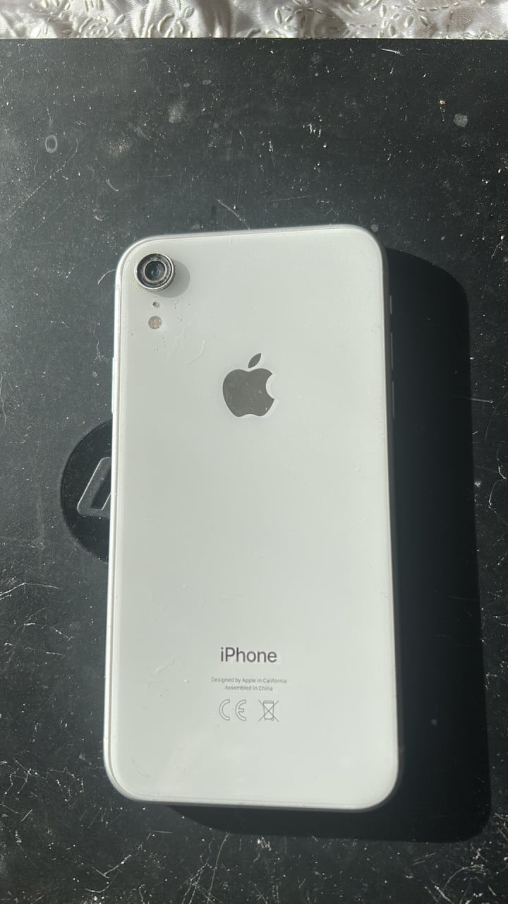 I phone XR 64 GB