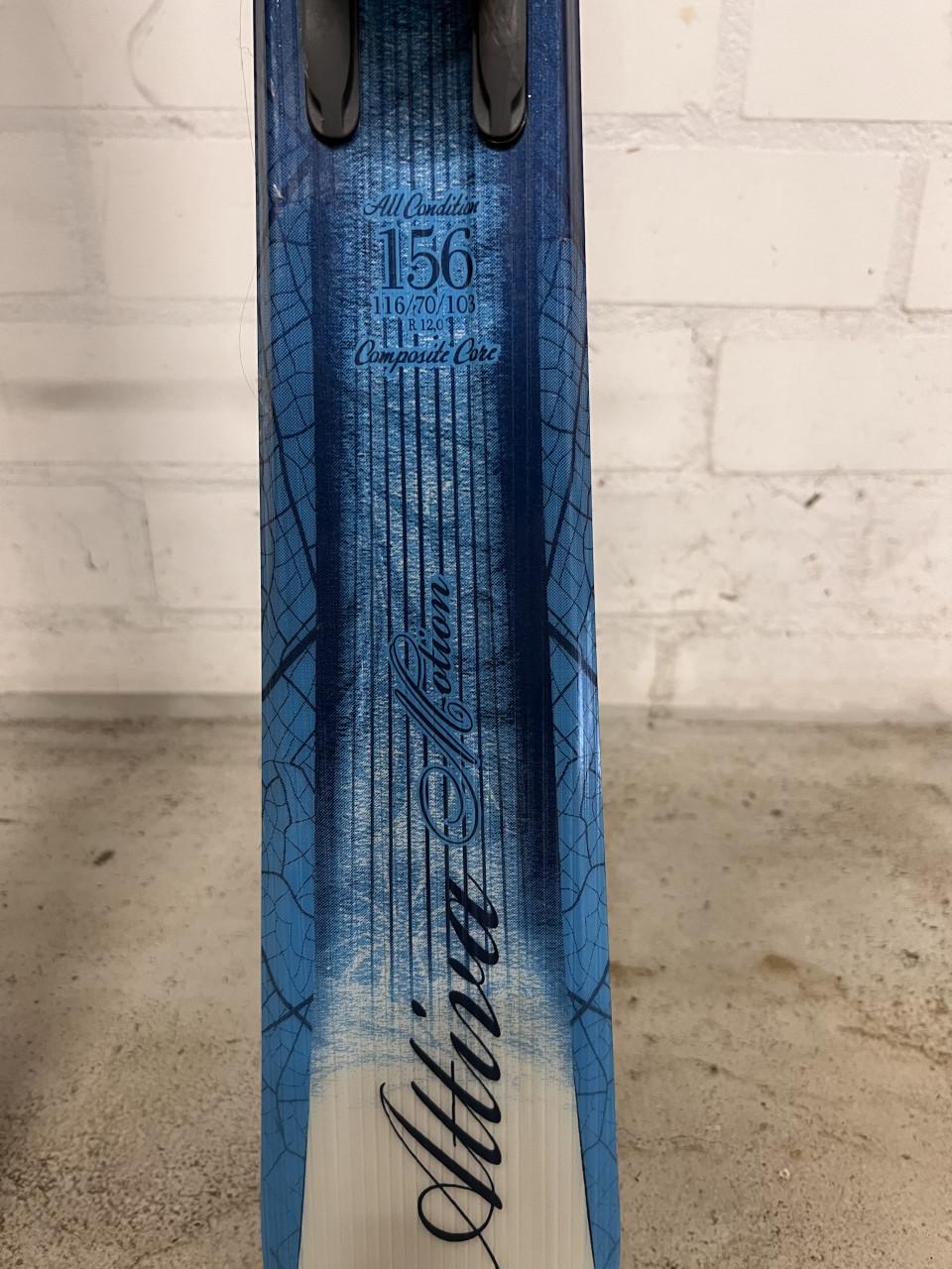 Volkl Attivia Motion ski's met stokken