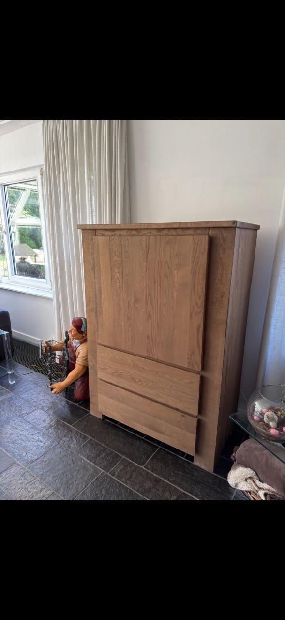 Eikenhouten (tv) kast