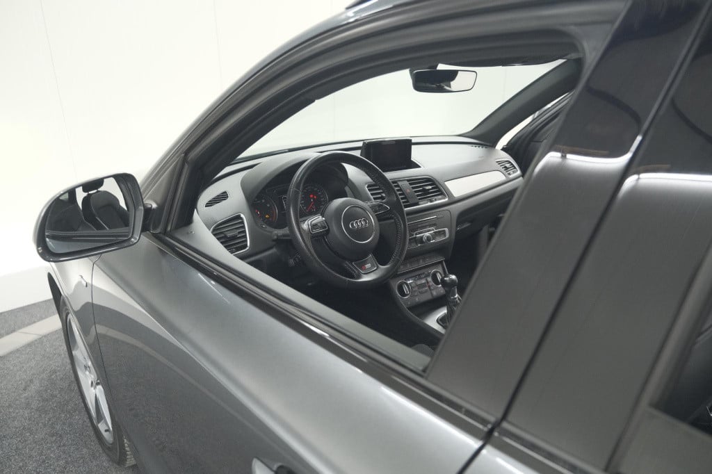 Audi Q3 1.4 tfsi cod sport s line edition | parkeersensoren | navigatie | c