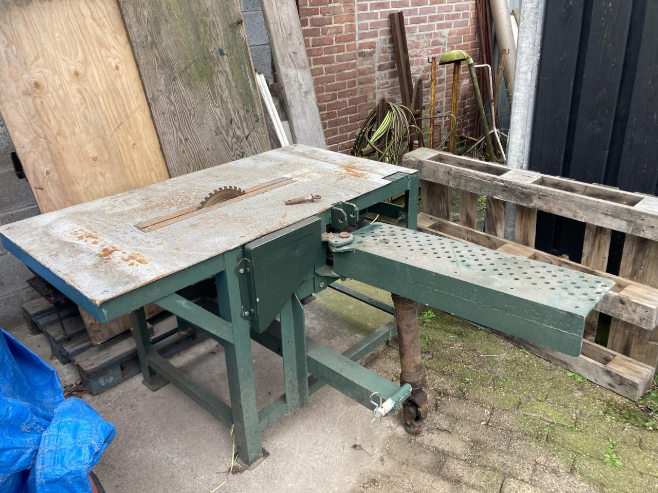 Zaagtafel op aftakas van traktor