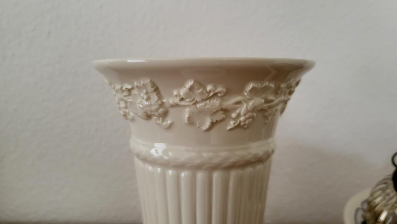 Wedgwood embossed Queen's Ware vaas h 17 cm