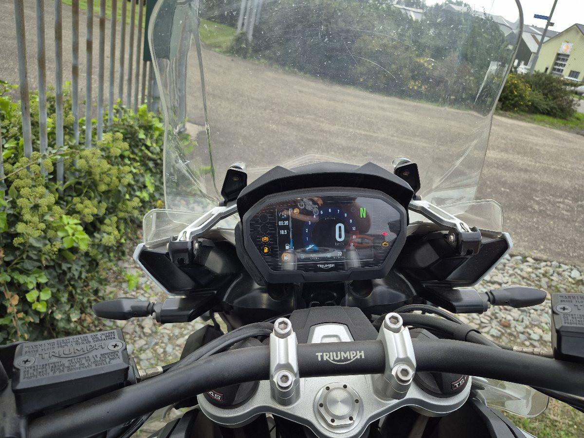 Triumph Tiger 1200SE Alpine uit 2020, dikke Allroad motor