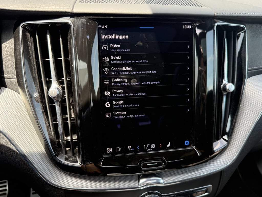 Volvo XC60 t6 340pk recharge r-design| adap.cruise| luchtvering| panodak| 2