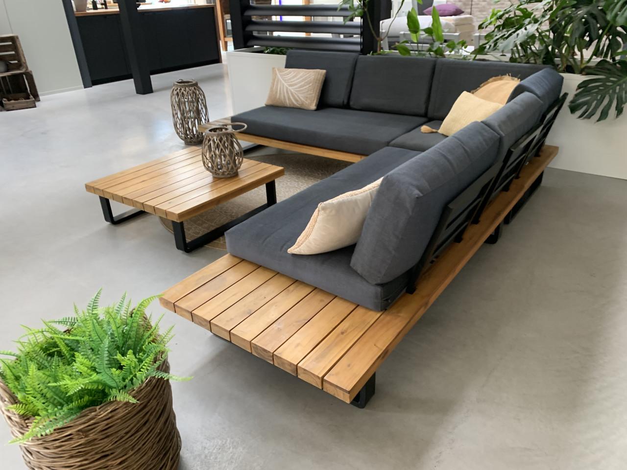 Zwart aluminium loungeset met houten elementen kussens en tafel.