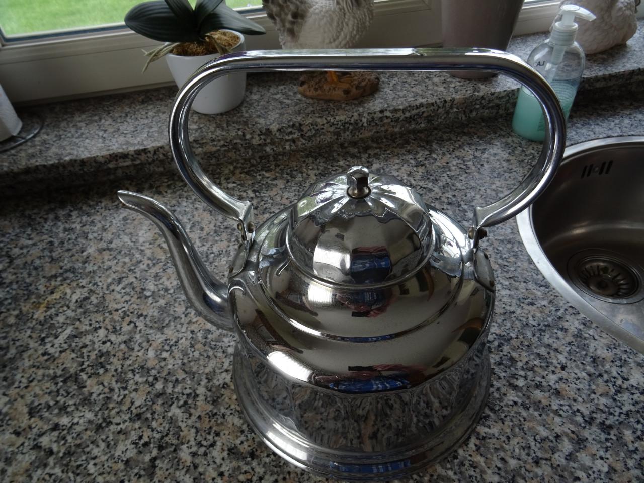 Te koop nog hele mooie water ketel nooit gebruikt sier en of op de kachel ?