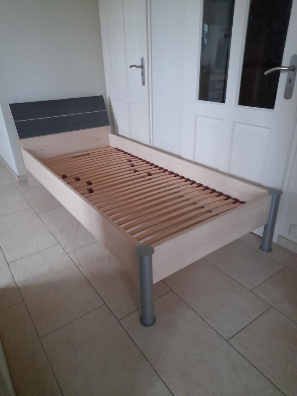 1 Persoons bed 90 x 200 (in goede staat )