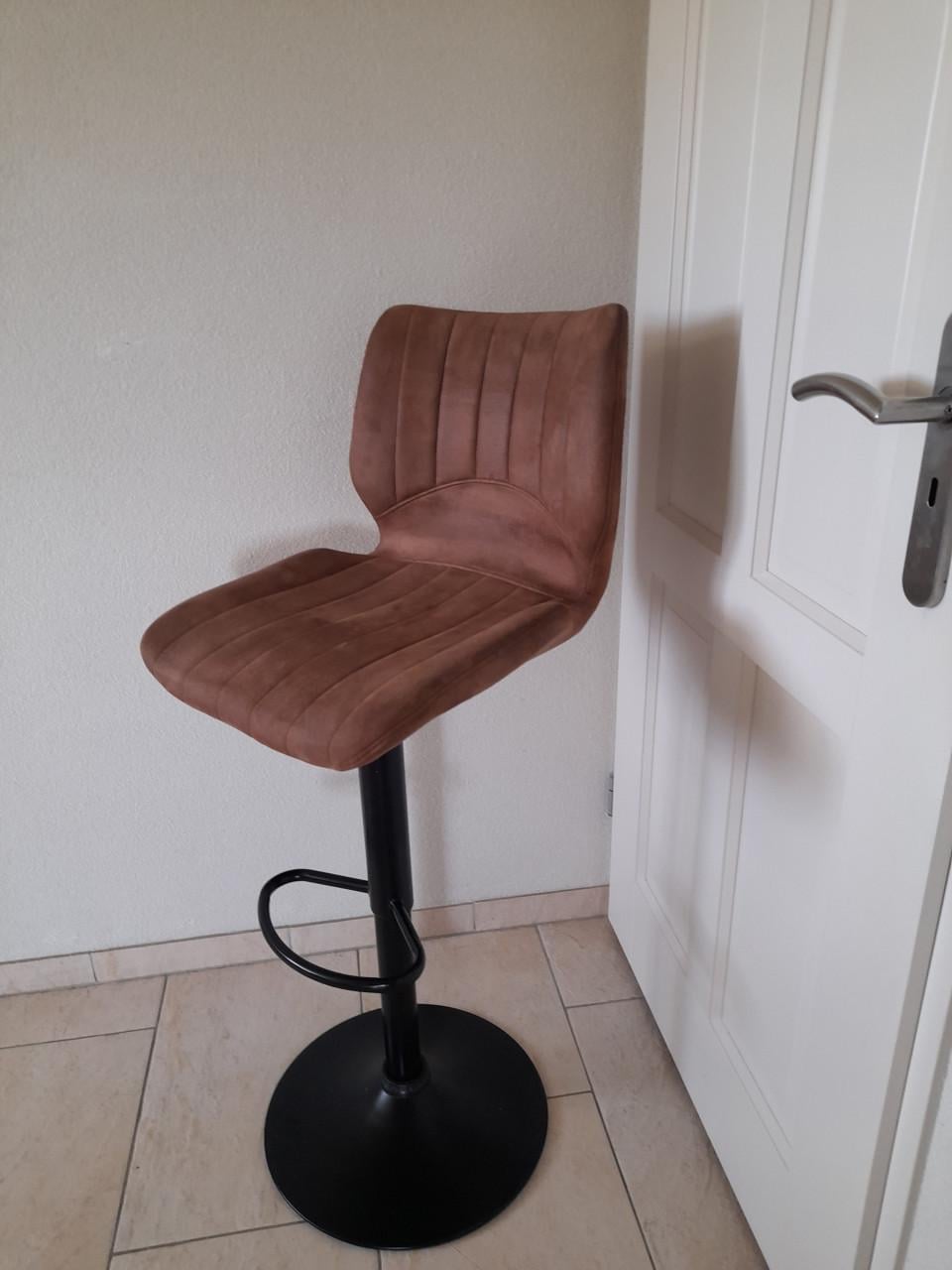 Barkruk (in goede nette staat )  In hoogte verstelbaar!