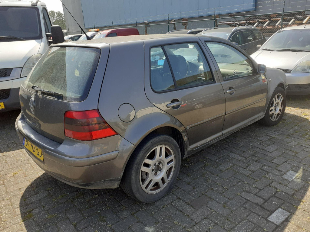 Volkswagen Golf 2.3 v5 highline
