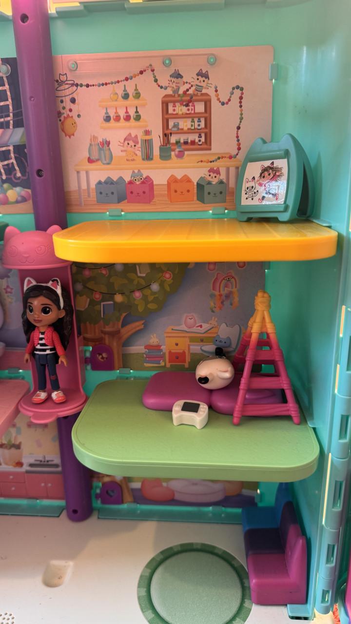 Gabby’s Dollhouse groot poppenhuis + figuurtjes & accessoires – compleet