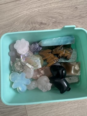 Kristallen - diverse kristallen in een bakje