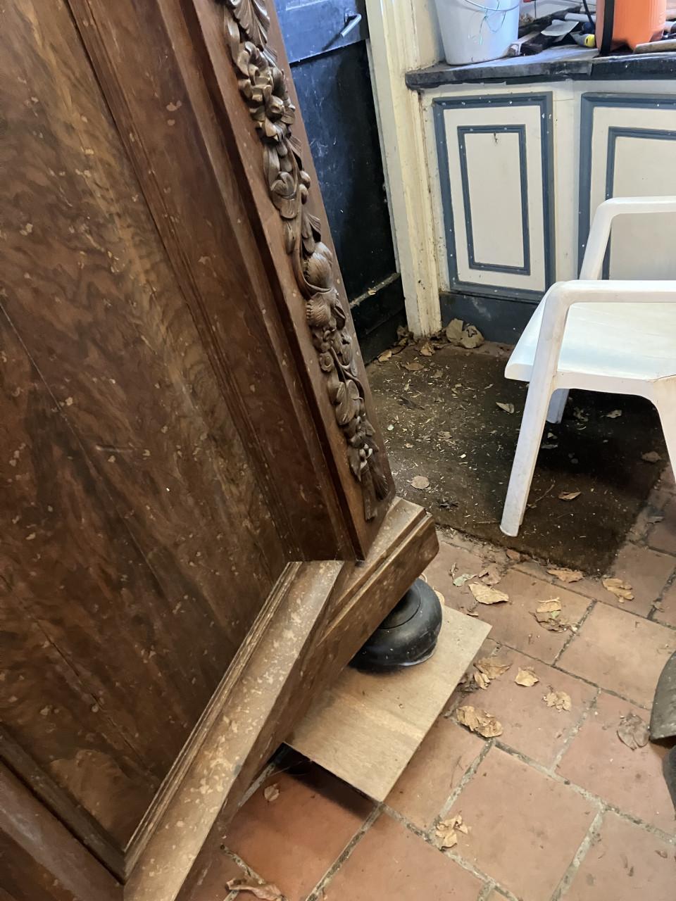 Erg mooie Drentse Eiken kast met noten/ pallisander fineer en mooi snijwerk