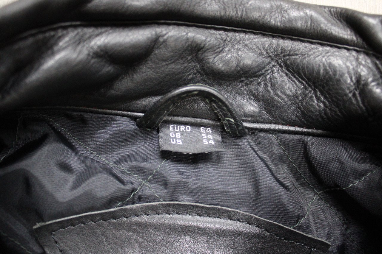 Lederen motorjas met broek en regenoverall maat 64