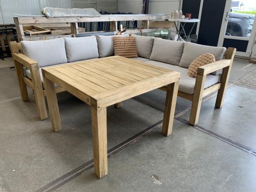 Hardhouten Loungeset met hoge tafel en kussens.