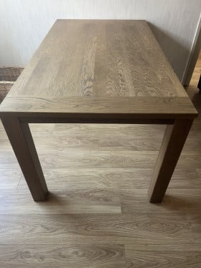 Tafel en stoelen