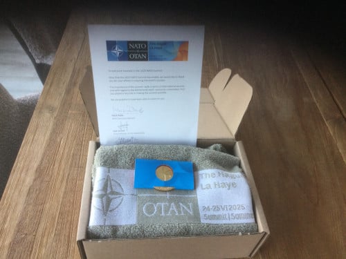 NATO top munt met handdoek een certificaat.