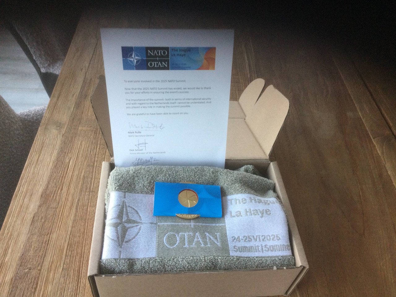NATO top munt met handdoek een certificaat.