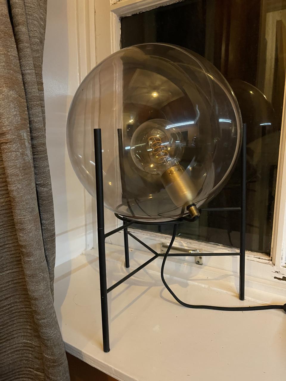 Ophalen! Industriële lamp op driepoot.