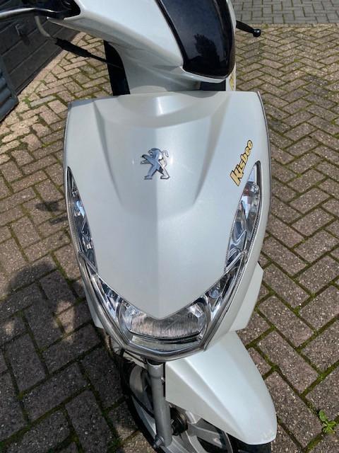 Mooie betrouwbare peugeot kisbee parelmoer metalic wit weinig km 899